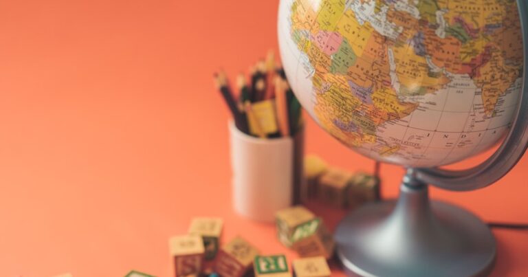 人物のいない明るい学習机と世界地図を写した静岡城北高校2027年度入試解説のサムネイル