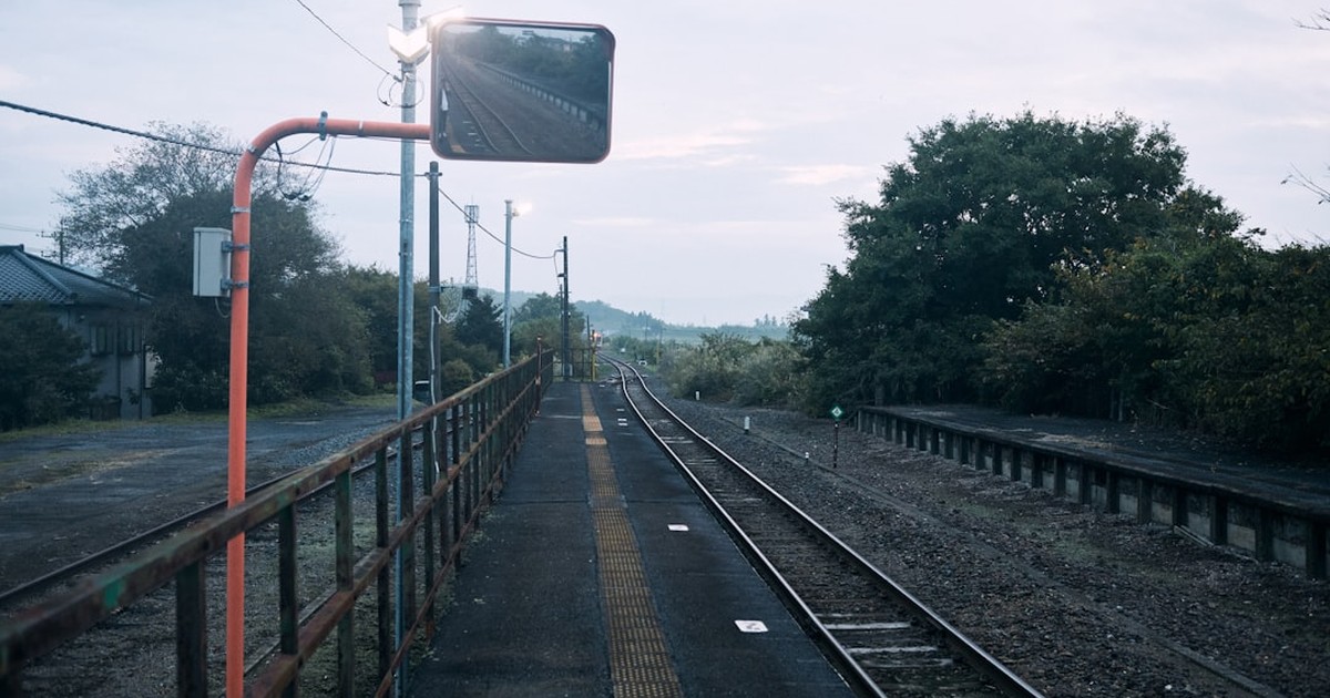 人物のいない地方駅のホームと線路を背景に、昭和鉄道高校の2027年度入試と鉄道科2コースを考える記事サムネイル