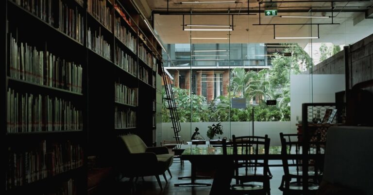 人物のいない学校図書館の本棚と閲覧机を背景に、秀岳館高校の4コースと2027年度入試を考える写真