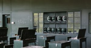 人物のいない教室で草加南高校の普通科・外国語科・2027年度入試を考えるイメージ