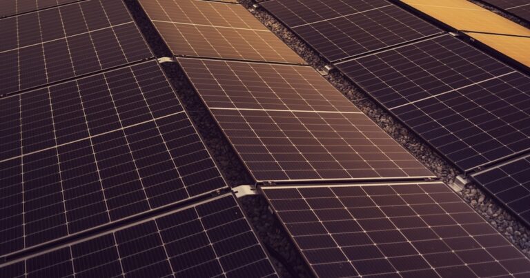 人物のいない太陽光パネル。杉並工科高校のIT・環境科で課題解決を考えるイメージ