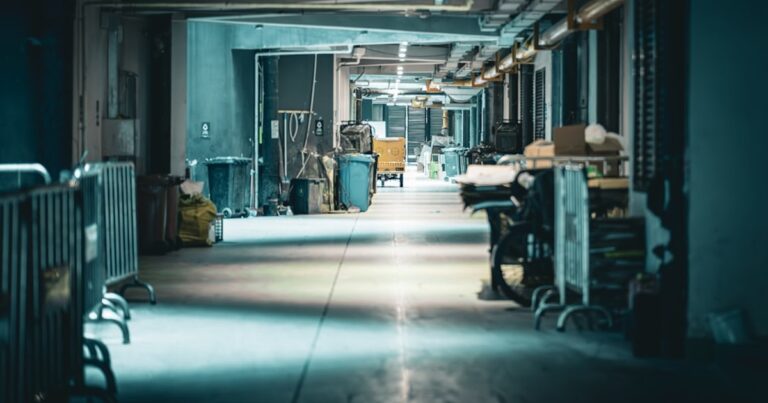 墨田工科高校の学科選びと受検対策を表す人物のいない整備工場