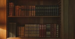 人物のいない木製本棚に古書が並ぶ静かな学習空間、立川高校の2027年度入試と創造理数科を考えるイメージ