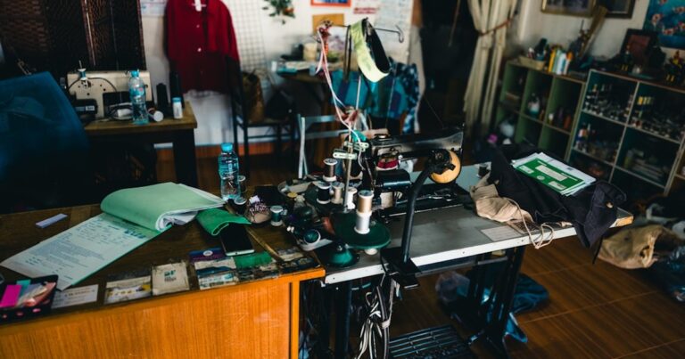 人物のいない縫製工房のミシンと布を背景に、大成女子高校の家政科を含む3学科と2027年度入試を考えるイメージ
