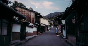 人物のいない山あいの古い日本家屋と通り、高梁城南高校の2027年度入試と3学科を解説する横長サムネイル