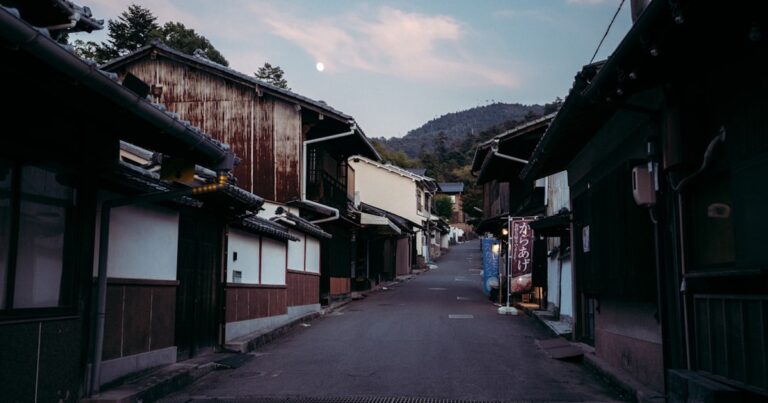 人物のいない山あいの古い日本家屋と通り、高梁城南高校の2027年度入試と3学科を解説する横長サムネイル