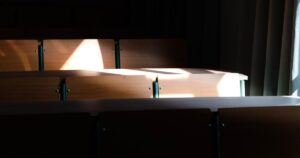 人物のいない明るい教室を背景に、高城高校の2027年度入試と普通科・生活文化科の受験準備を考えるイメージ