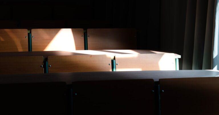 人物のいない明るい教室を背景に、高城高校の2027年度入試と普通科・生活文化科の受験準備を考えるイメージ