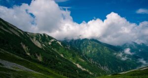 人物のいない奈良の山並みと青空、高取国際高校の学科と2027年度入試を解説する記事サムネイル
