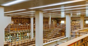 人物のいない明るい学校図書館・滝川第二高校の3コースと2027年度入試を解説する記事サムネイル