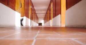 人物のいない明るい学校の廊下で多摩大学附属聖ヶ丘高校の一般オープン入試を考えるイメージ