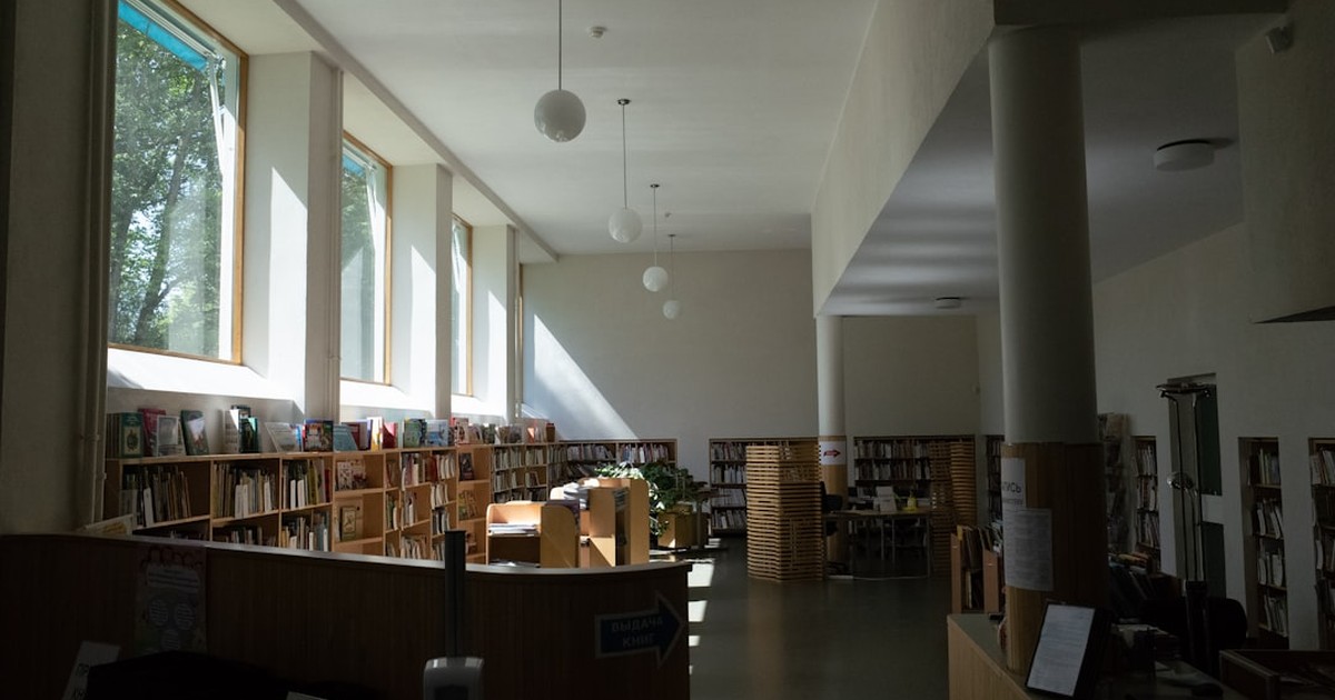 館林高校の学習と進路設計を表す人物のいない図書館の風景