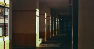 人物のいない明るい校舎と学習環境を背景に、天白高校の2027年度入試と方式Ⅴ対策を考えるイメージ