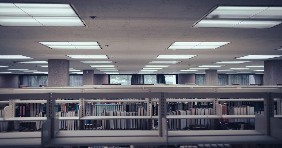 人物のいない落ち着いた図書館。藤沢東高校の単位制、自由選択、5教科、2027年度受験準備を考えるイメージ