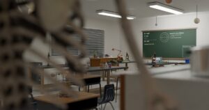 明るい無人の教室で徳島県の香蘭高校への進学と学習計画を考えるイメージ