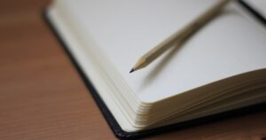 人物を含まない、工具と設計図のサムネイル