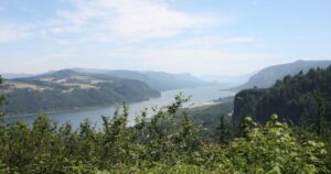 人物のいない山・川・森の風景を背景に、利根商業高校の3学科、県外募集、寮、2027年度入試を考える記事サムネイル