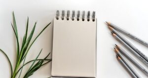 人物を含まない、学習用ノートと筆記具のサムネイル