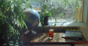 人物のいない地球儀とノートのある机を背景に、富山国際大学付属高校の2027年度入試と3コースを考えるイメージ