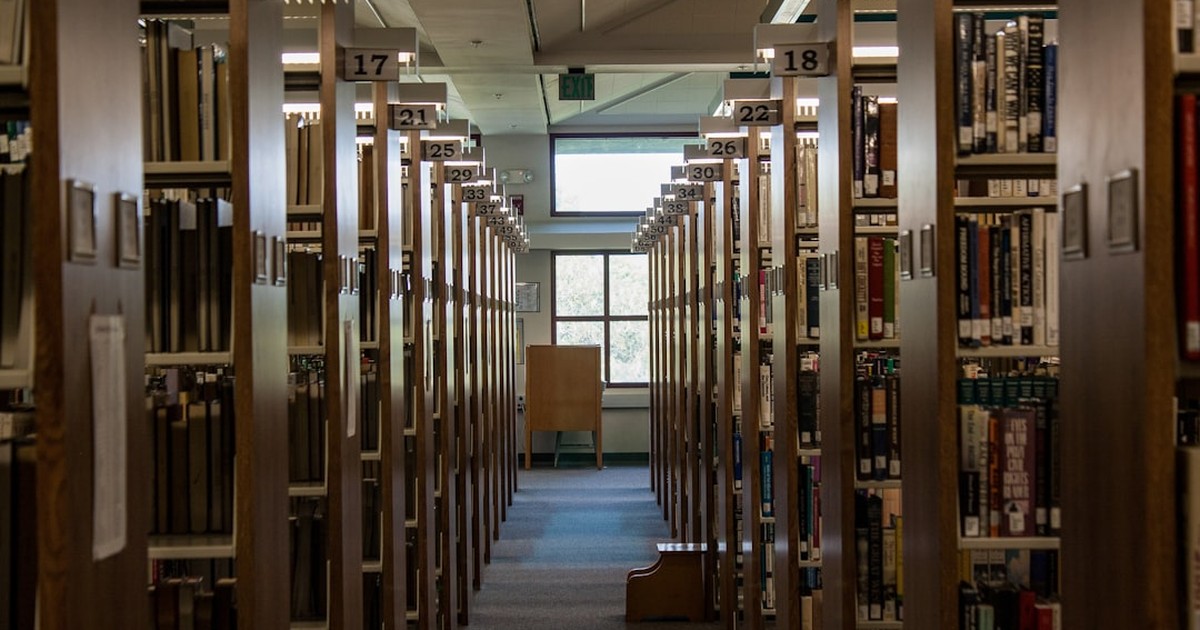 人物のいない学校図書館