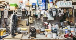 人物のいない工業用工具と設計机を背景に、豊川工科高校の4学科と2027年度入試を考えるイメージ