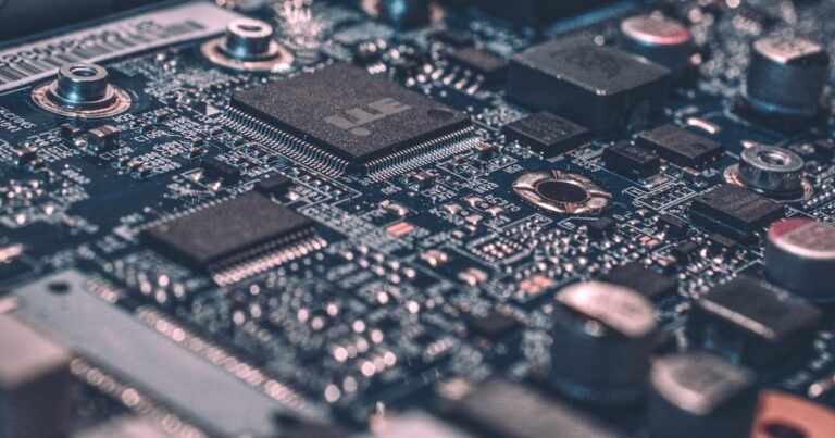 人物のいない工学研究室の電子機器、工具、設計図を背景に、豊田高専の5学科と2027年度入試を考えるイメージ