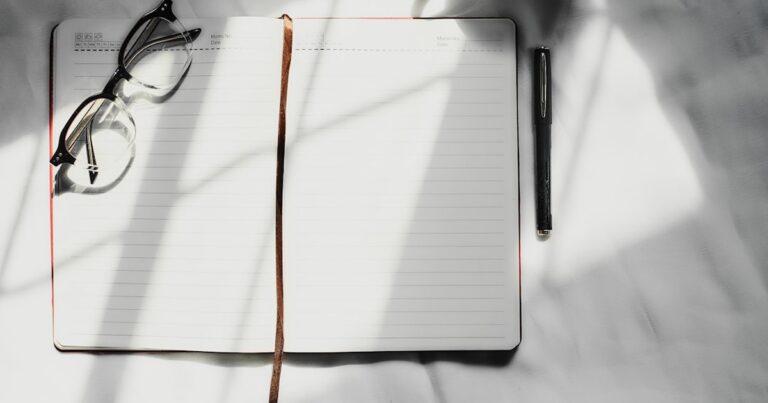 つばさ総合高校の系列選択と受検対策を表す人物のいない学習机