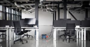 人物のいない工業実習室の作業台、回路、工具、建築図面を背景に、敦賀工業高校の4学科と2027年度入試を考えるイメージ