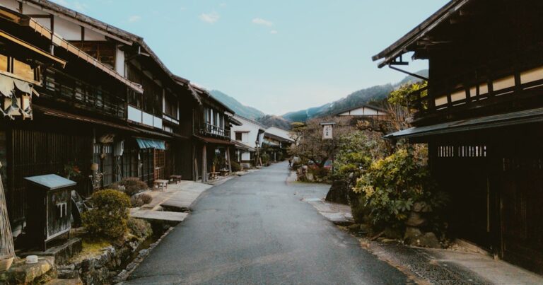 人物のいない日本の伝統的な町並みと山を背景に、津和野高校の未来共創科と2027年度入試を考えるイメージ