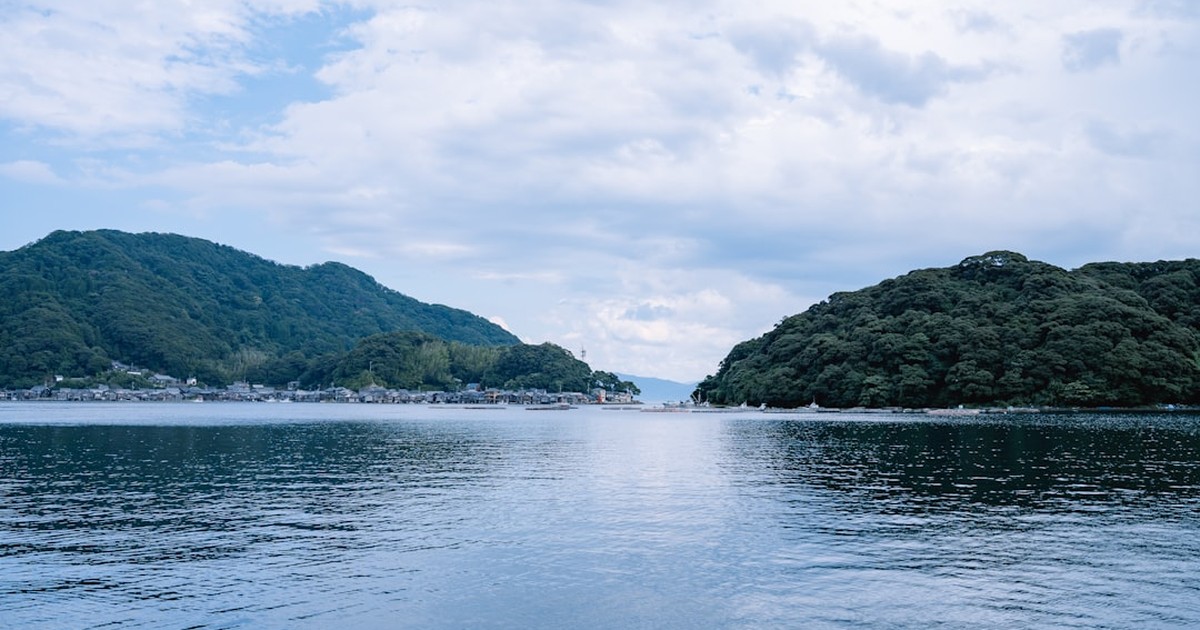 人物のいない山と水辺の風景、津山商業高校の2027年度入試と2学科を解説する横長サムネイル