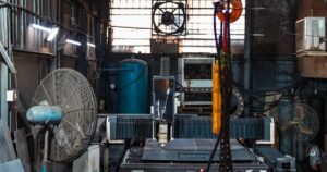 人物のいない工業系ものづくり実習室を写した横長写真。福岡県立浮羽工業高校の2系、5学科8得意技コース、資格、進路、2027年度入試を解説する記事のサムネイル