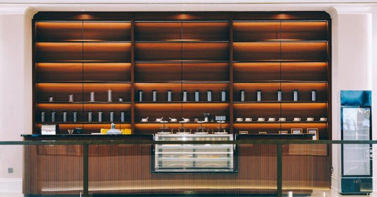 人物のいない店舗カウンターと商品棚を写した横長写真。宇美商業高校のビジネス探究科、販売実習、資格、進路、2027年度入試を解説する記事のサムネイル