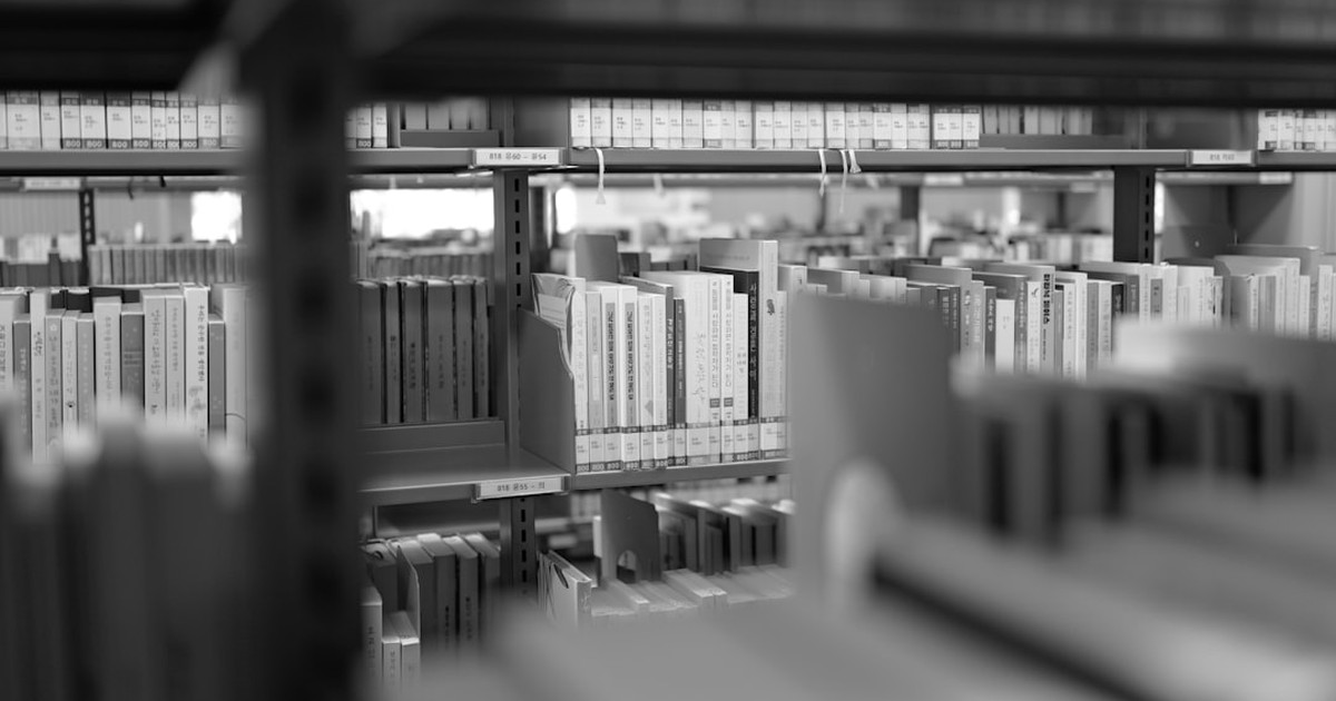 人物のいない学校の図書館に本棚と机が並ぶ横長写真、宇都宮短大附属高校の多彩な学科と2027年度入試準備を考えるイメージ