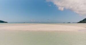 人物のいない白い砂州と浅瀬を背景に八重山高校の2027年度入試を解説する記事サムネイル