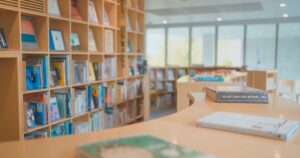 人物のいない明るい図書・学習空間を背景に、宮古商工高校の5学科と2027年度入試を考えるイメージ
