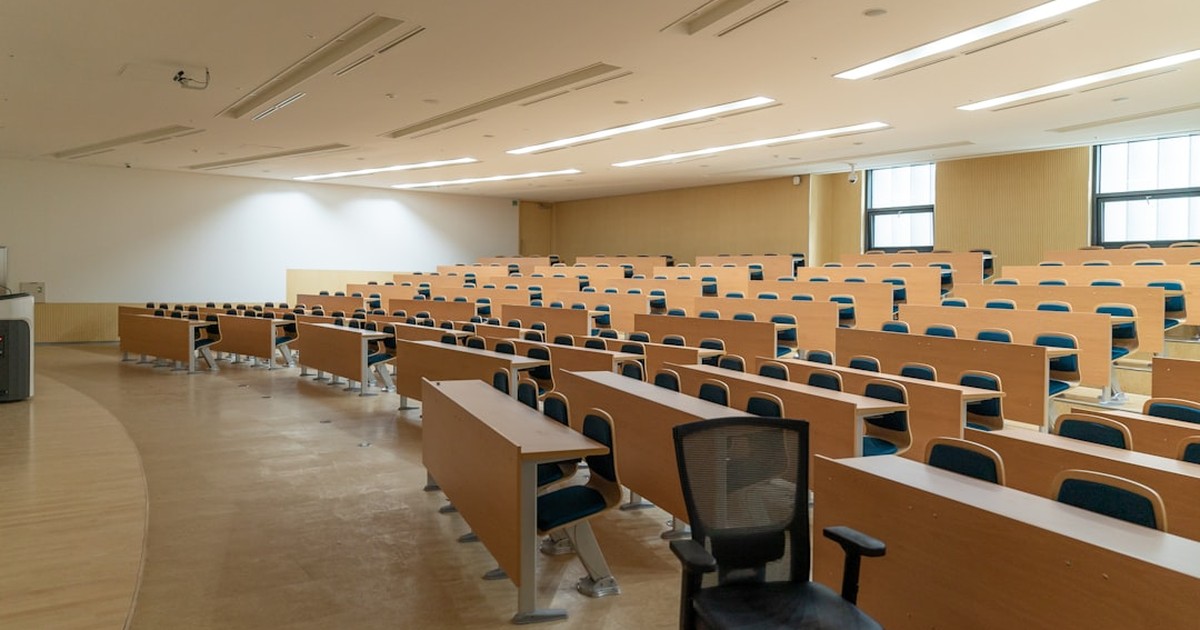 明るい教室で山形南高校の入試と学習計画を考えるイメージ