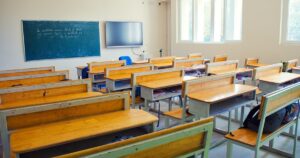 明るい無人の教室で淀川清流高校の5教科入試と4系列の学びを考えるイメージ