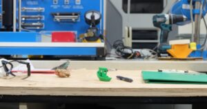 人物のいない工業技術の実習用工作台を背景に、湯沢翔北高校の3学科と2027年度入試を考えるイメージ